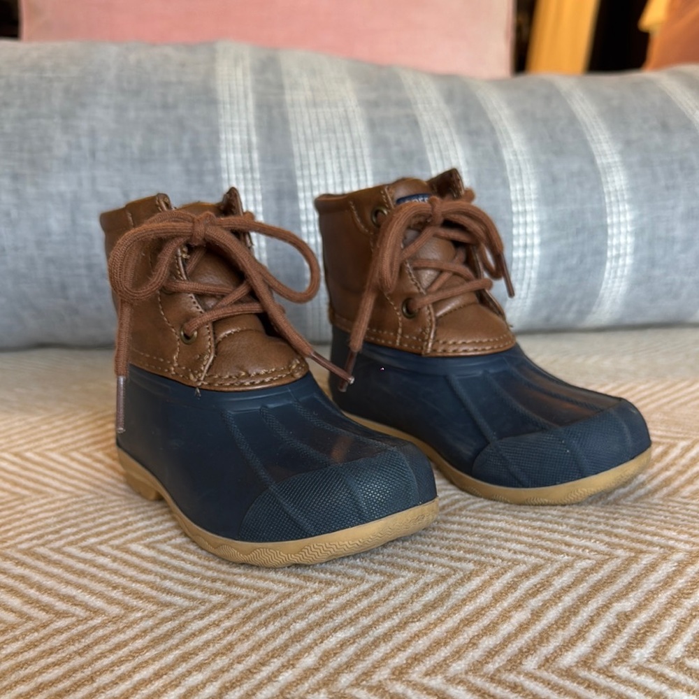 SPERRY Kids Two-Tone Brown and Navy Waterproof Duck Boots | Size 8C Toddler
